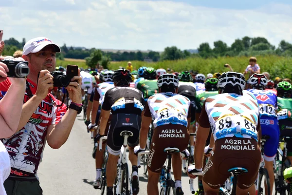 Тур де Франс 2014 Этап 3 (от Кембриджа до Лондона) со зрителями, фотографирующими пелотон — стоковое фото