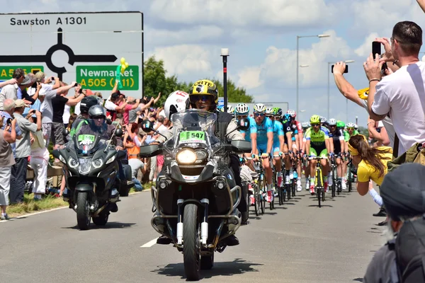 Тур де Франс 2014 Этап 3 (Кембридж - Лондон) с английским дорожным знаком — стоковое фото