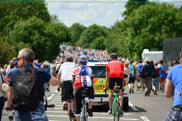 Tour de France 2014 Fase 3 (Cambridge a Londres) com carro de polícia e espectadores seguindo pelotão — Fotografia de Stock