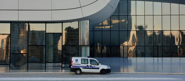 Policejní auto před Heydar Aliyev centrum — Stock fotografie