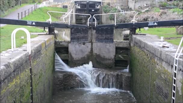 Canal écluse avec déversement d'eau à travers la porte — Video