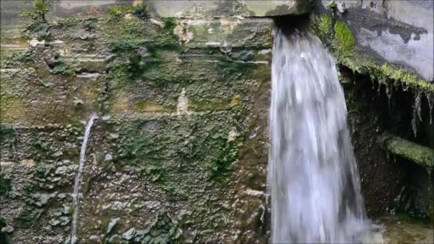 Wasser läuft durch undichte Wand der Kanalschleuse — Stockvideo