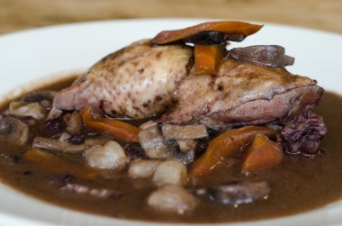 Coq au vin doğal ışık taraftan