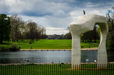 Kemer Kensington Palac önünde Henry Moore ile