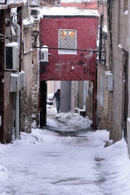 Azerbaycan'ın başkenti Bakü'nın eski şehirde küçük bir sokakta kar