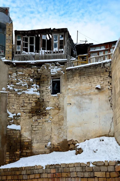Vecchie finestre fatiscenti nella Città Vecchia di Baku, Azerbaigian — Foto Stock