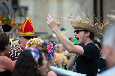 Hasır şapkalı davulcuları yöneten adam