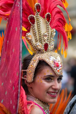 Bath Karnavalı'nda dansçıkafası ve tüyleri