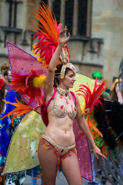 Bath Karnavalı'nda tüylü bikini dansçısı