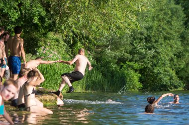 İtildikten sonra Avon Nehri'ne düşen adam, yüzücülerle