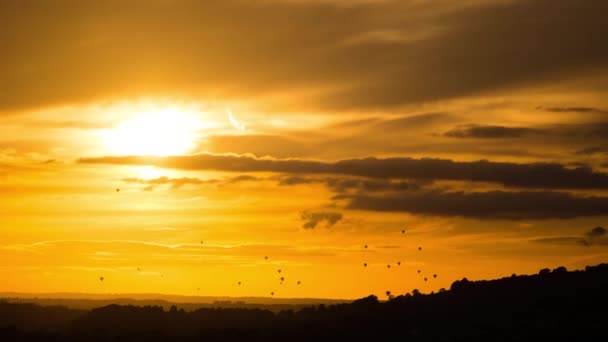 Sıcak hava balonları günbatımı önünde filosu — Stok video