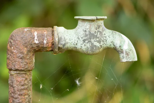 Gamla rostiga röret och trasiga koppar tap — Stockfoto