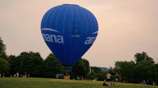 Balon na gorące powietrze od parku publicznego — Wideo stockowe