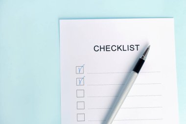 Listede mavi arkaplanda kalemle yakın plan