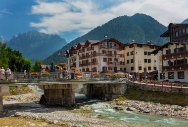 20 Ağustos 2019 Fiera di Primiero, Pale di San Martino. Trentino Alto-Adige, İtalya 'dan Val di Primiero Noana' da Dolomite tepeleri olan bir köy..
