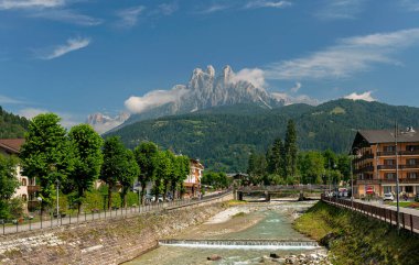 Fiera di Primiero, Dolomite tepeleri olan Pale di San Martino köyü Trentino Alto-Adige 'den Val di Primiero Noana, İtalya' da gün doğumunda.