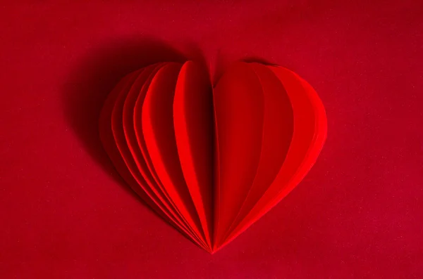 Coeur rouge en papier sur papier bordeaux. Le concept de minimalisme, de romance, d'amour, de bonheur. Monochrome — Photo