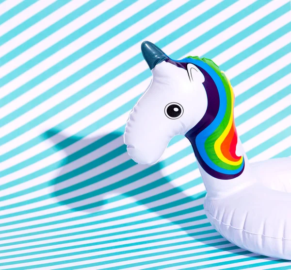 Juguete inflable del unicornio en un background.rainbow azul, lgbt, — Foto de Stock