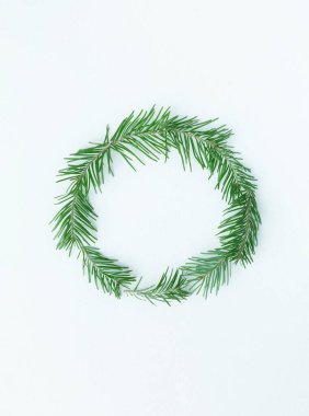 Bir meydanda dalları çember yapın. Noel arkaplanı.