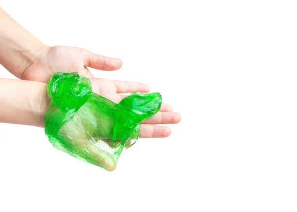 Las manos de los niños se arrugan, estiran, manipulan con un limo verde transparente. Tendencia para niños y jóvenes. Aislar. —  Fotos de Stock