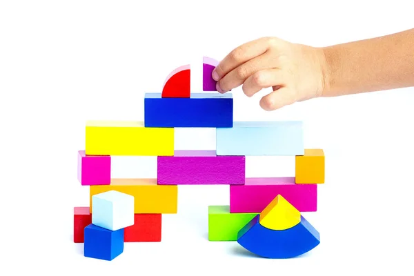 Ребенок кладет цветные кубики и собирает фигуры. — стоковое фото