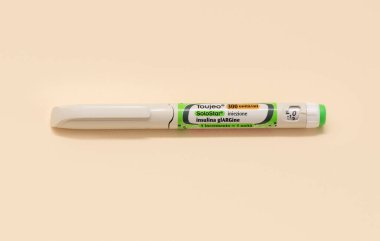 Padova, İtalya - 18 Eylül 2025: Sanofi Toujeo SoloStar insülin iğnesi bej arka planda yakın plan. Diyabetin önemi