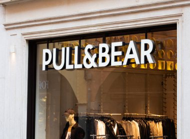 Padova, İtalya - 14 Nisan 2025: Çek & Bear mağaza önü modern giyimli ve canlı pencere tasarımına sahip müşterileri çeken şık giyim vitrinleri sergiliyor