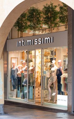 Padova, İtalya - 14 Nisan 2025: Intimissimi mağazası, şık bir alışveriş ortamında moda kıyafetlerini sergileyen zarif iç çamaşırları sergiliyor