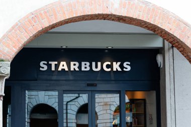 Padova, İtalya - 14 Nisan 2025: Starbucks kahve dükkanının girişi tanınabilir logo ve şık tasarım, hoş bir kahve deneyimi için müşterileri karşılama