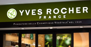 Padova, İtalya - 14 Nisan 2025: Fransa 'daki Yves Rocher mağazasında yeşil markalaşma ve çevre bilinci olan müşteriler için doğal güzellik ürünleri sergileniyor