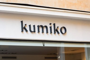 Padova, İtalya - 14 Nisan 2025: Kumiko mağaza tabelası zarif bir şekilde tasarlandı, canlı bir şehir ortamında dükkan vitrininin cazibesini arttırmak için.