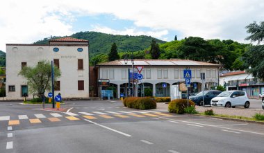 Galzignano Terme, Padua, İtalya-17 Mayıs 2025: Yeşillik, trafik işaretleri ve park halindeki arabaların yer aldığı kentsel sokak sahnesi, canlı bir toplum atmosferi sergiliyor.