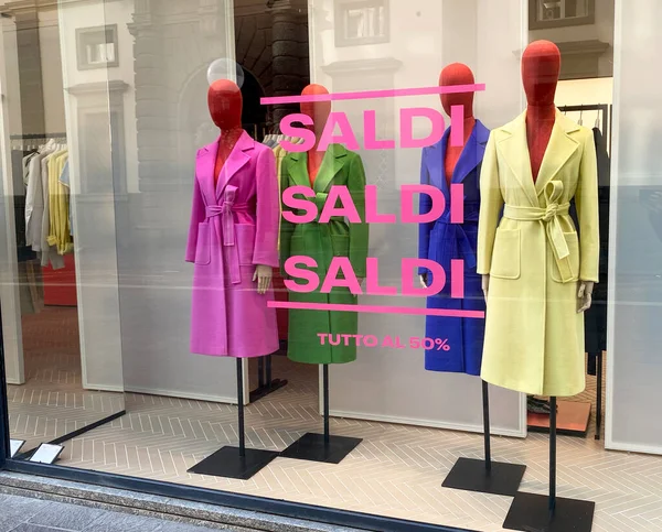 Parlak gözlüklü kaşmir paltolu bir dükkan penceresi. 