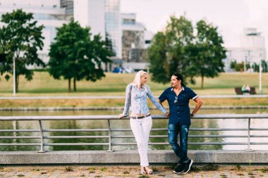 Genç, uzun saçlı bir adam, açık havada genç bir kızla bir köprünün üzerinde duruyor ve birbirlerine bakıyorlar. Sevgililer öpüşürken köprüde kilitlenirler. Aşk ilişkileri kavramı