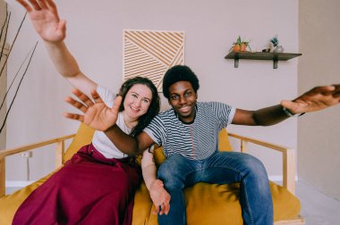 Irklar arası bir çiftin geniş açılı portresi, çocuklar gibi gülüp dalga geçiyor. Mutlu, esmer tenli, beyaz kızla birlikte tuhaf duygular ifade eden genç bir adam. Hareketler ve ekşitmeler