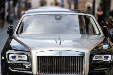 Krakow, Polonya - 25 Temmuz 2019: Siyah lüks süper araba Rolls Royce Phantom Krakow 'da sokağa park etti (Krakow )
