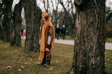 Parkta poz veren genç kız.