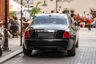 Krakow, Polonya - 25 Temmuz 2019: Siyah lüks süper araba Rolls Royce Phantom Krakow 'da sokağa park etti (Krakow )