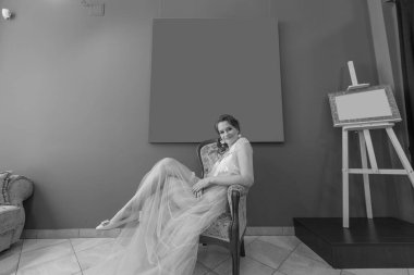 Peignoir 'de genç beyaz gelin stüdyoda dinleniyor. Gelinlerin sabahı