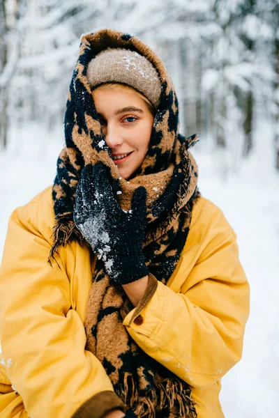 Молода Стильна Дівчина Хіпстер Жовтій Куртці Покриває Голову Теплим Шарфом — стокове фото