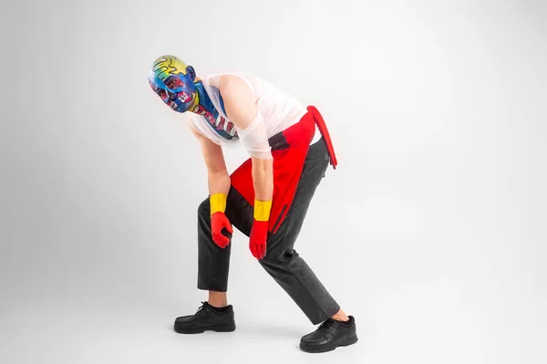 Hombre Extraño Con Maquillaje Cabeza Hombro Camiseta Blanca Guantes Rojos — Foto de Stock