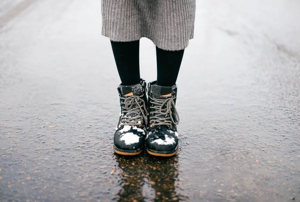 Gestutzte Frauenbeine Stiefeln Die Auf Nassem Asphalt Stehen — Stockfoto