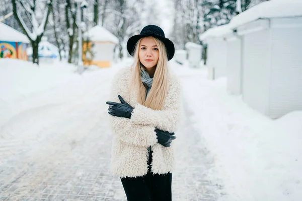 Stilvolle Schöne Elegante Blonde Mädchen Mantel Und Hut Posiert Auf — Stockfoto