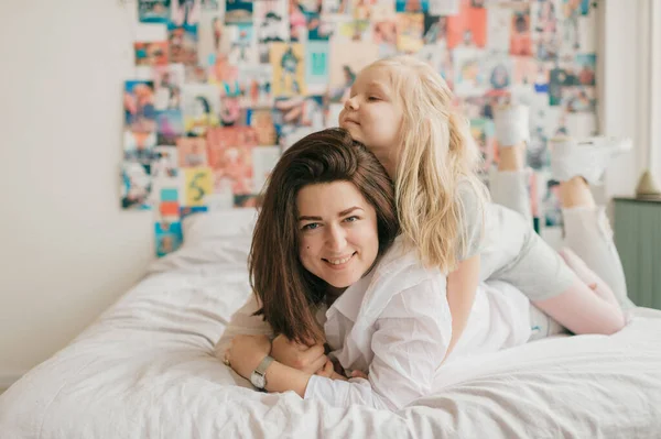 Estilo Vida Retrato Foco Suave Mãe Feliz Abraça Sua Filha — Fotografia de Stock