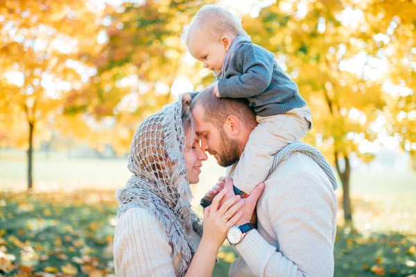 Family Couple Kissing Outdoor Baby Sitting Fathers Shoulders — Stock Photo, Image