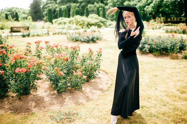 Joven Bailarina Vestido Negro Posando Mostrando Poses Ballet Parque Verano —  Fotos de Stock