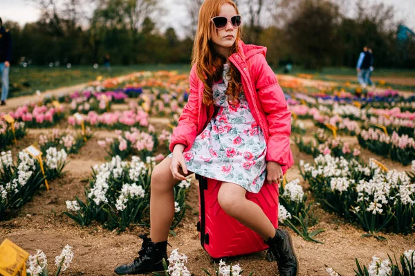 Obrázek Ženského Kavkazského Teenagera Podzimním Oblečení Sedí Velké Květinové Zahradě — Stock fotografie