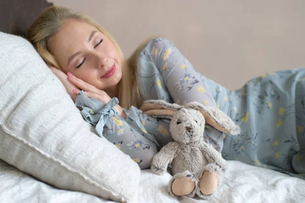 Ung Vacker Flicka Sover Sängen Med Barn Leksak Som Barn — Stockfoto