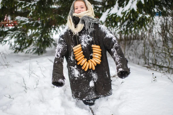 Söt Kaukasiska Byn Flicka Står Snön Skog Med Torkade Ringformade — Stockfoto