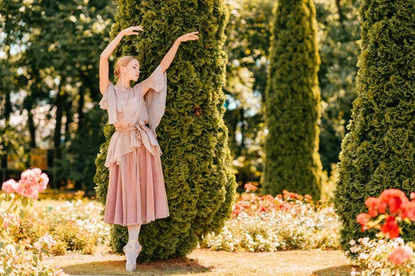 Młoda Pełna Wdzięku Tancerka Baletu Sukni Teatralnej Pozująca Słonecznym Parku — Zdjęcie stockowe